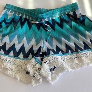Very light weight shorts zig zag design